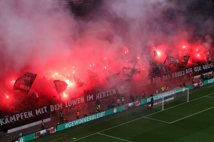 Bayer Leverkusen Auch im Pokalspiel gegen Bayern München zündeten Fans von Bayer Leverkusen Pyrotechnik. (Archivbild)