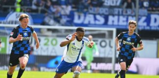 Starkes Aue verliert Test gegen Schalke mit 2:4 Moussa Sylla (M) vom FC Schalke 04 gelangen in Aue zwei Treffer. (Archivbild)