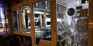 Razzien nach eskalierter pro-kurdischer Demo in Dortmund Ein syrisches Restaurant wurde von Teilnehmern der pro-kurdischen Demonstration demoliert. (Archivbild)