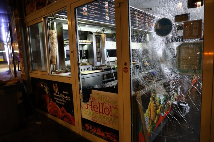 Razzien nach eskalierter Demo in Dortmund Ein syrisches Restaurant wurde von Teilnehmern der pro-kurdischen Demonstration demoliert. (Archivbild)
