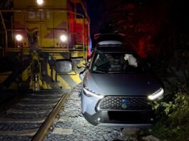 Ratingen: Auto von Zug erfasst Der Wagen wurde mehrere Meter mitgeschleift. Foto: Feuerwehr Ratingen