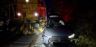 Ratingen: Auto von Zug erfasst Der Wagen wurde mehrere Meter mitgeschleift. Foto: Feuerwehr Ratingen