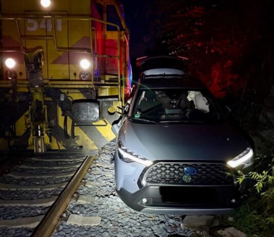 Ratingen: Auto von Zug erfasst Der Wagen wurde mehrere Meter mitgeschleift. Foto: Feuerwehr Ratingen