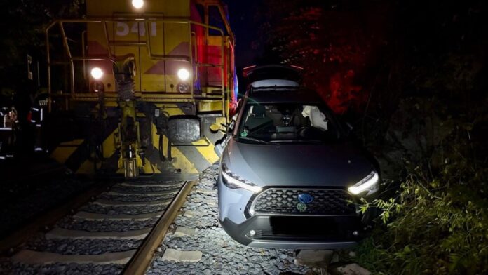 (C)Feuerwehr Ratingen Der Wagen wurde mehrere Meter mitgeschleift. Foto: Feuerwehr Ratingen