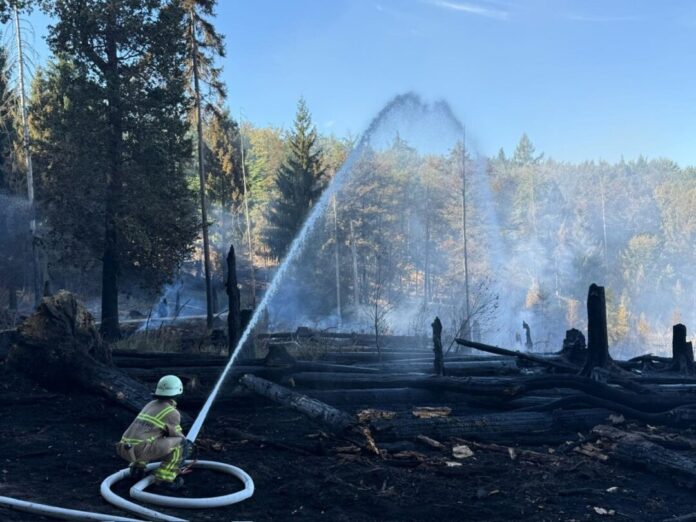 Am Morgen wurden die Löscharbeiten fortgeführt. Foto: Feuerwehren im Kreis Soest