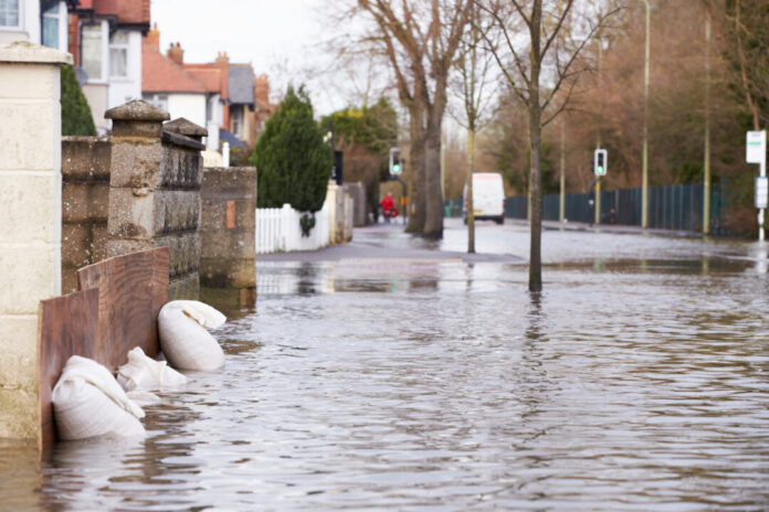 Sandbags Outside House On Flooded Road Sommergewitter und Co: Beratungsstelle Velbert rät, das Risiko nicht zu unterschätzen. Foto: VZ NRW/adpic
