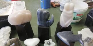 Ausstellung im Mehrgenerationentreff Tiefenbroich Im Speckstein-Workshop sind zahlreiche Handschmeichler und Figuren entstanden. Foto: Stadt Ratingen