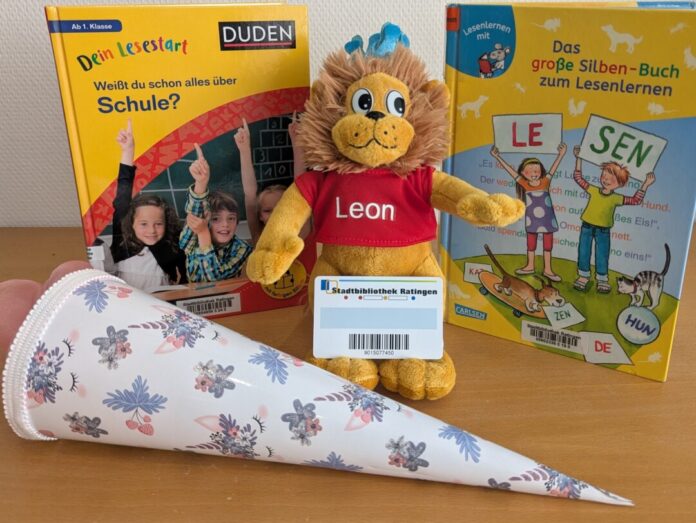 2026-08-26Leon mit Lesseausweis Leon, der Jubiläumslöwe, weiß, was gut für Kinder ist: der Leseausweis der Ratinger Stadtbibliothek. Foto: Stadt Ratingen