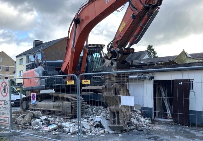 2026-08-31Abriss ehem. Restaurant Tiflis Das ehemalige Restaurant an der Sohlstättenstraße soll bis Mitte September komplett abgerissen werden. Zurzeit läuft hauptsächlich die Schadstoffsanierung. Foto: Stadt Ratingen