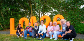 1.000 Gäste feiern beim Benefizfestival der „Lampisten“ für den guten Zweck Ein gelungenes LOA für den guten Zweck (von links): Melanie Meyer (Moderatorin und Vorsitzende der Lampisten), Klaus Renzel (Clown der ROTEN NASEN), Anke Plaßmann (Klinikclownin), Christine Taylor (Geschäftsführerin Förderstiftung der Kaiserswerther Diakonie), Claudia Witte, Irene Keppner, Doris Wächtershäuser (alle Haus Salem Lintorf) sowie Daniel Georg (Moderator und Gründungsmitglied Lampisten) Foto: Die Lampisten