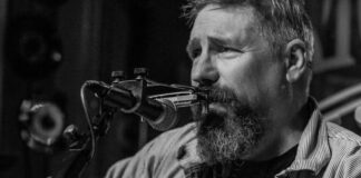 „Chickenbone John“ gastiert im AWO-Treff Mettmann Der britische Bluesmagier und Meister der Cigar-Box-Guitar kommt am 11. September nach Mettmann. Foto: Veranstalter