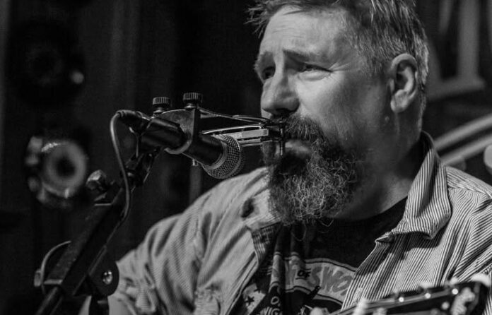 Der britische Bluesmagier und Meister der Cigar-Box-Guitar kommt am 11. September nach Mettmann. Foto: Veranstalter Der britische Bluesmagier und Meister der Cigar-Box-Guitar kommt am 11. September nach Mettmann. Foto: Veranstalter