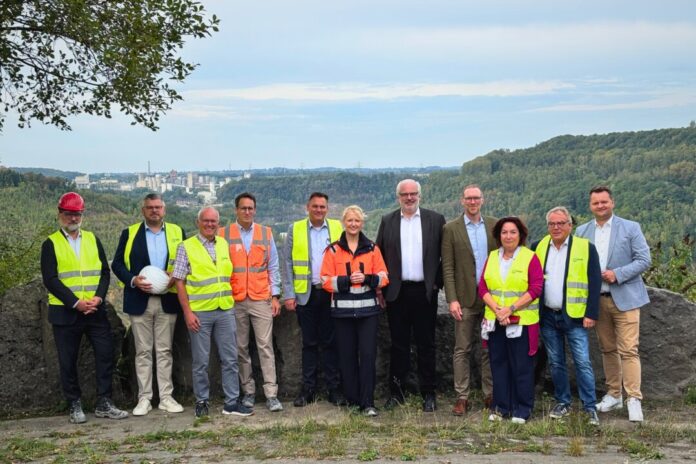 Martin Volmer (Lhoist), Peter Blumenrath, Martin Sträßer, Dries de Causmaecker (Lhoist), Sebastian Schorn, Alexia Spieler, Sebastian Haug, Jan Heinisch, Claudia Schlottmann, Olaf Lehne, Christian Berger. Foto: Lhoist Martin Volmer (Lhoist), Peter Blumenrath, Martin Sträßer, Dries de Causmaecker (Lhoist), Sebastian Schorn, Alexia Spieler, Sebastian Haug, Jan Heinisch, Claudia Schlottmann, Olaf Lehne, Christian Berger. Foto: Lhoist