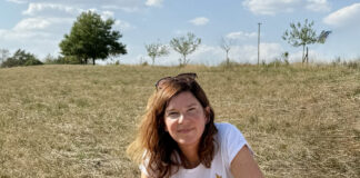 Grünen-Abgeordnete: Städte und Landschaften besser auf Hitze und Dürre vorbereiten Ophelia Nick begutachtet trockenes Grünland Foto: Sonja Pöhlmann
