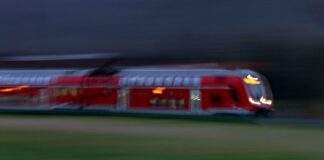 Baum fällt auf Oberleitung – Zwei Regionalzüge evakuiert Die Fahrgäste aus den Regionalzügen mussten evakuiert werden. (Symbolbild)