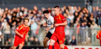 Bundesligist Paderborn siegt bei Viertligist Lübeck mit 4:2 Paderborns Tjark Scheller (r) und Lübecks Kilian Skolik im Zweikampf.
