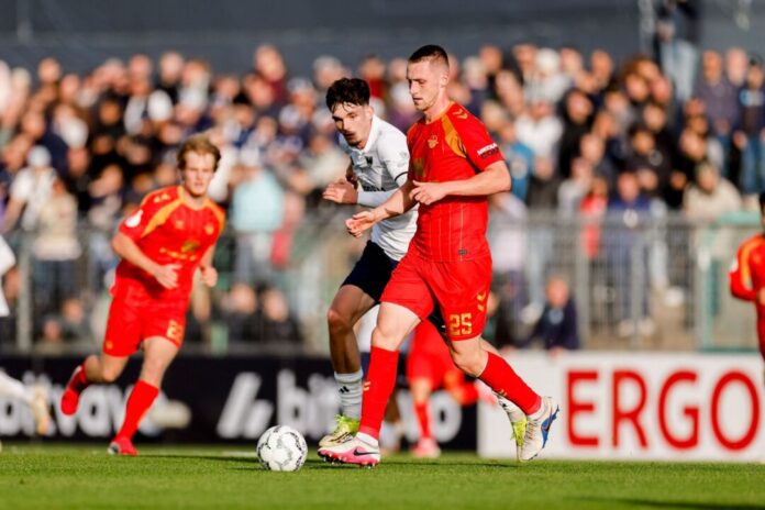 Phönix Lübeck - SC Paderborn 07 Paderborns Tjark Scheller (r) und Lübecks Kilian Skolik im Zweikampf.