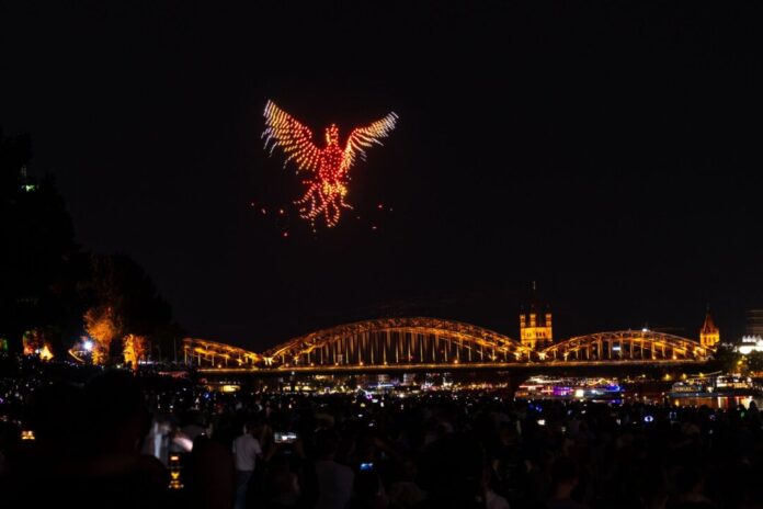 21. Kölner Lichter Drohnen gestalten eine Figur während des Feuerwerksspektakels «Kölner Lichter» über dem Rhein.