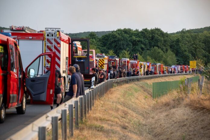 Waldbrand im Hürtgenwald Im Hürtgenwald werden Feuerwehreinheiten nach einem kräfteraubenden Einsatz von Bereitschaftskräften abgelöst.