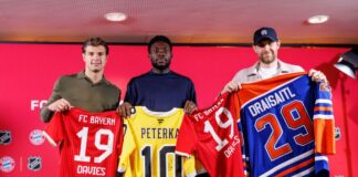 Bayerns Partnerschaft mit der NHL und eine Eishockey-Vision Fußball und Eishockey als Partner: Die deutschen Eishockeystars John-Jason Peterka (l) und Leon Draisaitl (r) mit dem kanadischen Bayern-Profi Alphonso Davies.