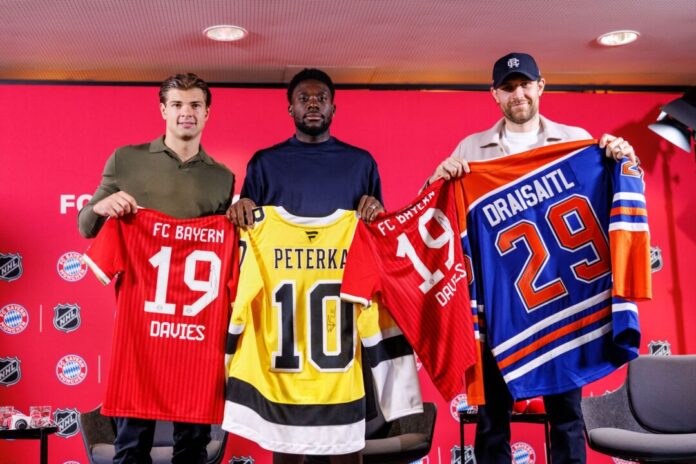 Eishockey, Fußball: Gemeinsame PK von FC Bayern und NHL Fußball und Eishockey als Partner: Die deutschen Eishockeystars John-Jason Peterka (l) und Leon Draisaitl (r) mit dem kanadischen Bayern-Profi Alphonso Davies.