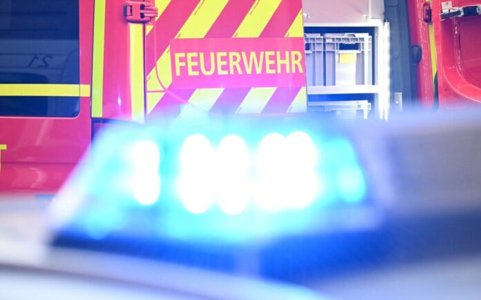 Feuerwehr Symbolbild Ersthelfer und Rettungskräfte der Feuerwehr halfen einem verunglückten Bauern, der eingeklemmt wurde. (Symbolbild)
