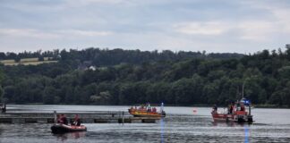 Kleidung am Wasser in Essen gefunden: Retter dtarten unfangreiche Suche Zahlreiche Einsatzkräfte suchten. Foto: Feuerwehr Essen/Symbolbild