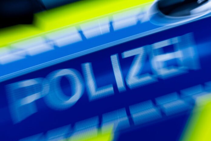 Einsatzwagen der Polizei Die Polizei warnt davor, dass die beiden Tatverdächtigen bewaffnet sein könnten. (Symbolbild)