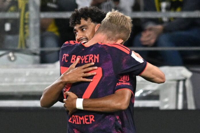 Borussia Dortmund - FC Bayern München Neuzugang Nathaniel Brown erzielte die Bayern-Führung und wird von Konrad Laimer beglückwünscht.