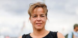 Landesregierung dankt Einsatzkräften in Hürtgenwald Die stellvertretende NRW-Ministerpräsidentin Mona Neubaur (Grüne) dankt den Einsatzkräften. (Archivbild)