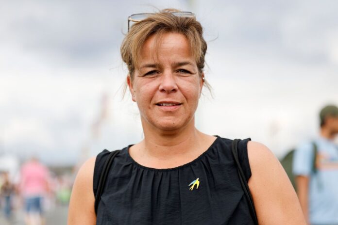 Cologne Pride 2026 – Parade zum Christopher Street Day (CSD) Die stellvertretende NRW-Ministerpräsidentin Mona Neubaur (Grüne) dankt den Einsatzkräften. (Archivbild)