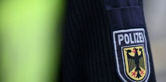 S-Bahn erfasst auf der Bahnsteigkante sitzenden Mann Blick auf das Wappen der Bundespolizei auf einem Ärmel einer Uniform. (Symbolbild)