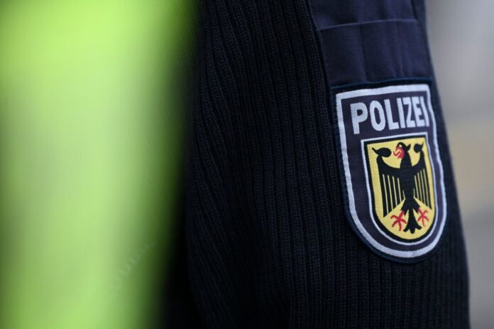 Bundespolizei - Symbolbild Blick auf das Wappen der Bundespolizei auf einem Ärmel einer Uniform. (Symbolbild)