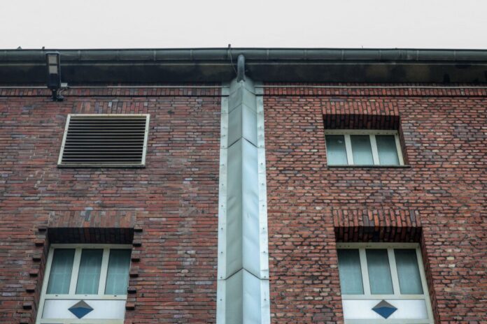 Spektakulärer Ausbruch: Häftling floh über das Dach Regenrinne abgedeckt, Fassade ohne Halt für Kletterer - wie kam der Häftling auf das Dach?
