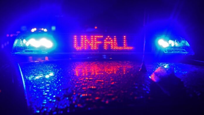 Polizei Blaulicht bei Unfallaufnahme Bei dem schweren Unfall ist ein Mensch ums Leben gekommen. (Symbolbild)
