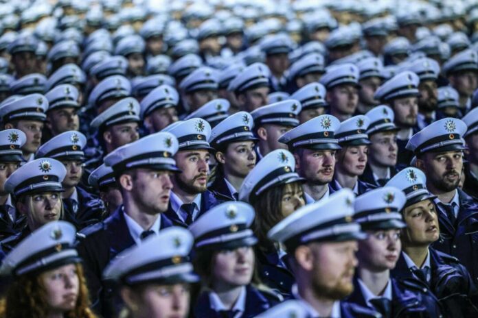 Vereidigungsfeier von Polizei-Anwärtern Ein Mann mit einer umstrittenen Tätowierung am Arm wollte Anwärter bei der Polizei in NRW werden. Das Land lehnte zu Recht ab, wie jetzt ein Gericht entschieden hat. (Archivbild)