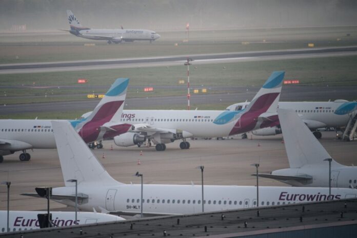 Eurowings-Maschinen Eine Boeing im Auftrag von Eurowings auf dem Weg nach Mallorca landete nach Dampfentwicklung sicherheitshalber in Paris. (Symbolbild)