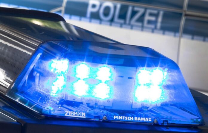 Blaulicht NRW Die Maschine geriet in Brand und stürzte eine Böschung hinunter. (Symbolbild)