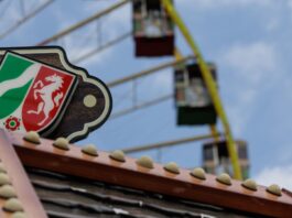 Das Wappen von Nordrhein-Westfalen ist bei der Eröffnung der 542. Cranger Kirmes auf einem Verkaufsstand zu sehen. (Archivfoto)