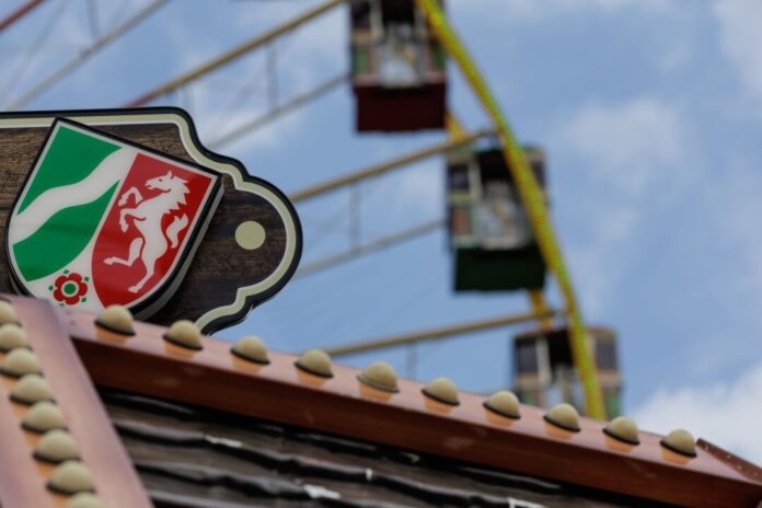 542. Cranger Kirmes - Eröffnung Das Wappen von Nordrhein-Westfalen ist bei der Eröffnung der 542. Cranger Kirmes auf einem Verkaufsstand zu sehen. (Archivfoto)