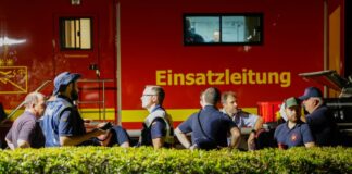 Wind dreht – Feuerwehr verlegt Einsatzzentrale wegen Rauchs Wegen des Rauchs musste die Einsatzzentrale verlegt werden.