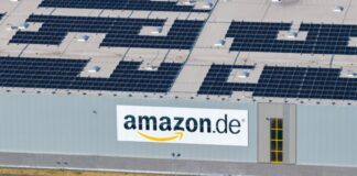 Amazon baut Logistikzentrum für hohen Millionenbetrag um Ein großes Amazon-Logo an der noch viel größeren Lagerhalle in Rheinberg.