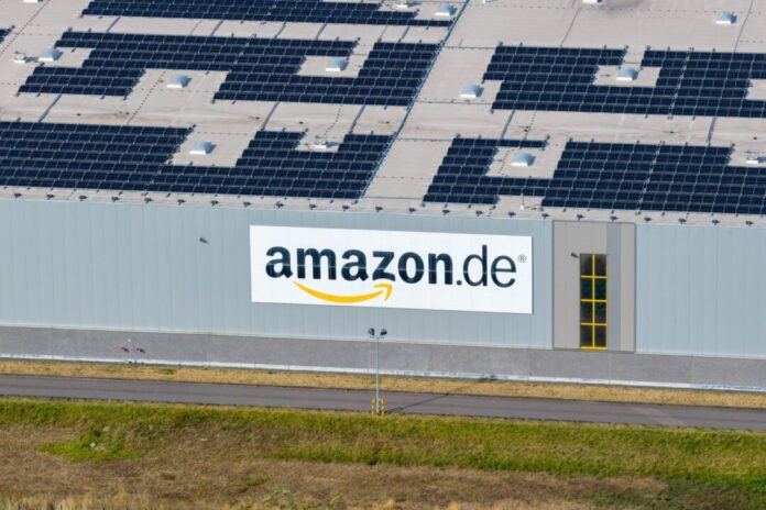 Amazon-Logistikzentrum Rheinberg Ein großes Amazon-Logo an der noch viel größeren Lagerhalle in Rheinberg.