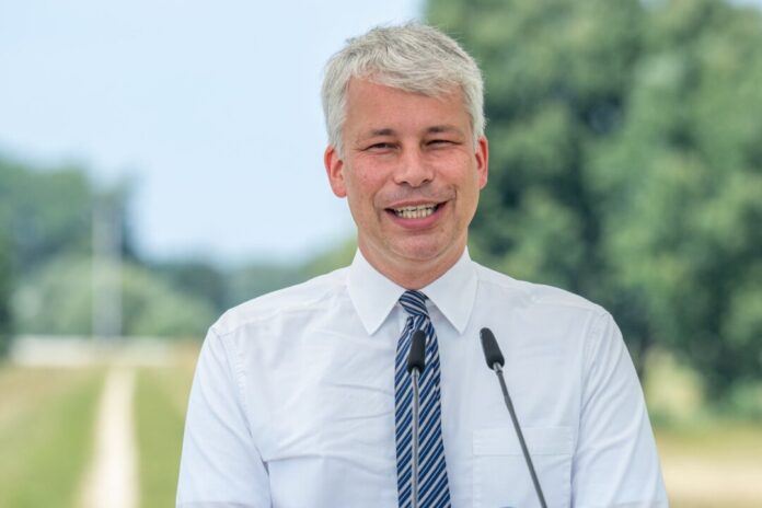 Verkehrsminister Steffen Bilger «Wir werden nichts machen, was die Umwelt schädigt», sagt Bundesverkehrsminister Bilger mit Blick auf Maßnahmen gegen das Niedrigwasser am Rhein. (Archivbild)