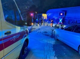 Zugunfall in Ratingen: Autofahrer missachtet Rotlicht Die Feuerwehr Ratingen rückte zum Bahnübergang aus. Foto: Feuerwehr Ratingen