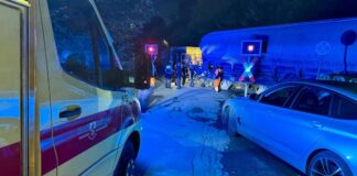 Zugunfall in Ratingen: Autofahrer missachtet Rotlicht Die Feuerwehr Ratingen rückte zum Bahnübergang aus. Foto: Feuerwehr Ratingen