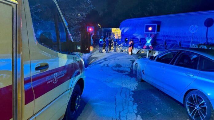 (C)Feuerwehr Ratingen Die Feuerwehr Ratingen rückte zum Bahnübergang aus. Foto: Feuerwehr Ratingen