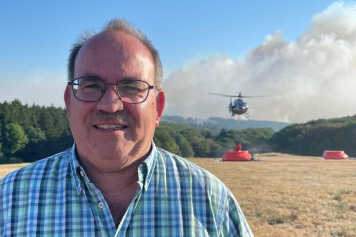 Waldbrand im Hürtgenwald Die Löscharbeiten auf dem mit Weltkriegsmunition belasteten Gelände gestalten sich schwierig.