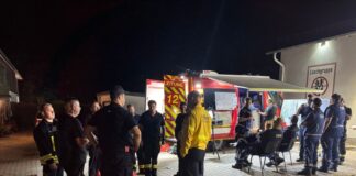 Waldbrand rückt an Monschau – Feuerwehr wässert Felder Die Einsatzkräfte in Monschau beobachten den Waldbrand im Hohen Venn intensiv.
