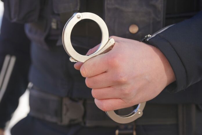 Polizei Handschellen - Symbolbild Die Polizei nahm den 43-Jährigen nach dem schweren Angriff auf seine Frau fest. (Symbolbild)